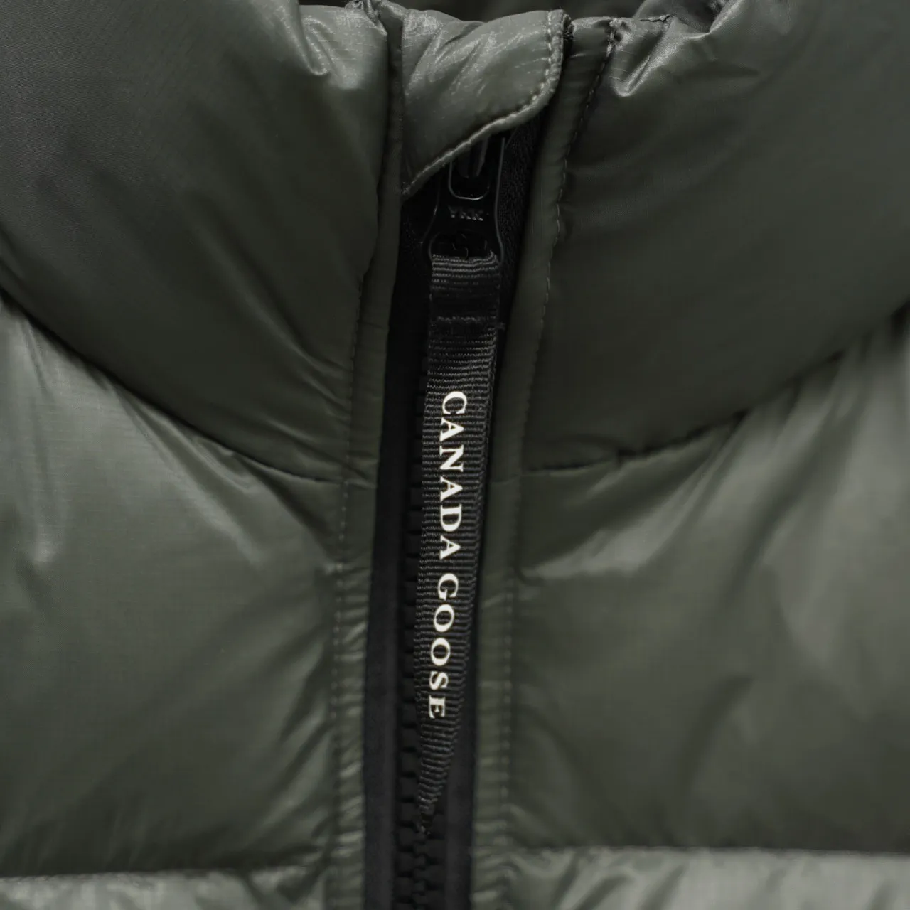 P480 top version Canadian brand vest new model Canada Goose has always been recognized as the warmest down jacket. Various Instagram celebrities, Internet celebrities, and celebrities often wear it for street photos. I make Canada Goose every year, but I still can’t get rid of my love for it. No matter how cold the days are, there is no need to be afraid, because there is! Filled with 90% white duck down, it is the legendary warmest down jacket and is known as a must-have for Arctic outdoor sports! The most popular down jacket in the world, celebrities are rushing to buy it, it is a must-have! Same style for men and women Size: xs ~ xxl